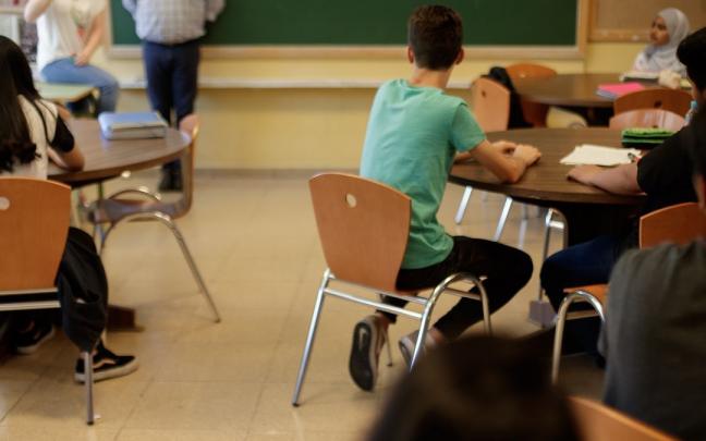 Varios alumnos asisten a clase. Varios alumnos asisten a clase.