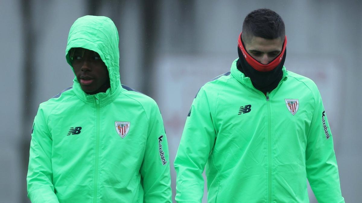 Nico Williams, junto a Oihan Sancet, al comienzo del entrenamiento de ayer en Lezama.