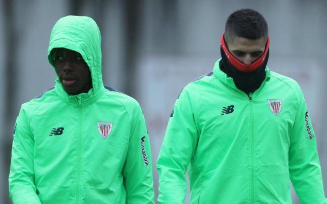 Nico Williams, junto a Oihan Sancet, al comienzo del entrenamiento de ayer en Lezama. Nico Williams, junto a Oihan Sancet, al comienzo del entrenamiento de ayer en Lezama.