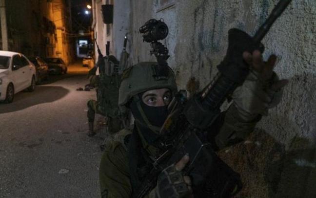 Militares israelíes durante la redada que han llevado a cabo la madrugada de este jueves en Cisjordania.