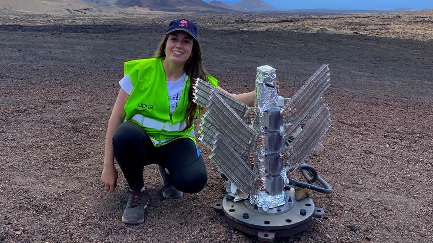 La investigadora Patricia Alegria posa con uno de los generadores termoeléctricos geotérmicos sin partes móviles instalados en el parque de Timanfaya