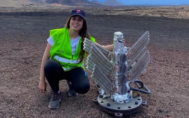 La investigadora Patricia Alegria posa con uno de los generadores termoeléctricos geotérmicos sin partes móviles instalados en el parque de Timanfaya La investigadora Patricia Alegria posa con uno de los generadores termoeléctricos geotérmicos sin partes móviles instalados en el parque de Timanfaya