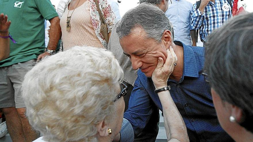 El lehendakari, Iñigo Urkullu, recibe un gesto de afecto de una ciudadana. | FOTO: PABLO VIÑAS