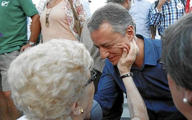 El lehendakari, I&ntilde;igo Urkullu, recibe un gesto de afecto de una ciudadana. | FOTO: PABLO VI&Ntilde;AS