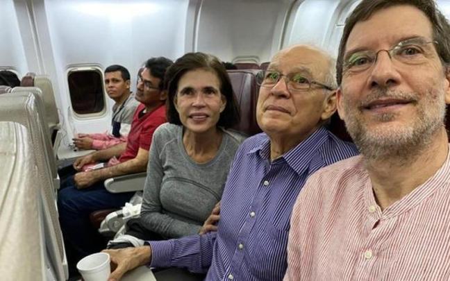 Cristiana y Pedro Joaquín Chamorro, junto al gerente del diario 'La Prensa' de Nicaragua, Juan Lorenzo Holman, en el vuelo que les ha trasladado a EE.UU. Cristiana y Pedro Joaquín Chamorro, junto al gerente del diario 'La Prensa' de Nicaragua, Juan Lorenzo Holman, en el vuelo que les ha trasladado a EE.UU.