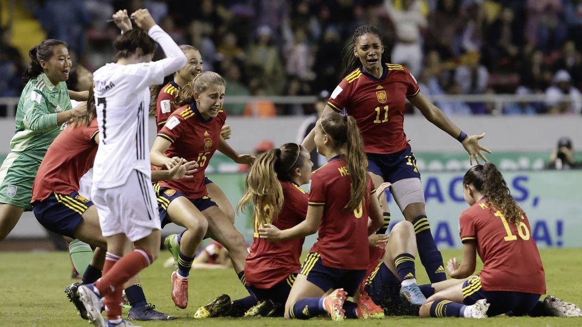 Las jugadores espa&ntilde;olas celebran la victoria.