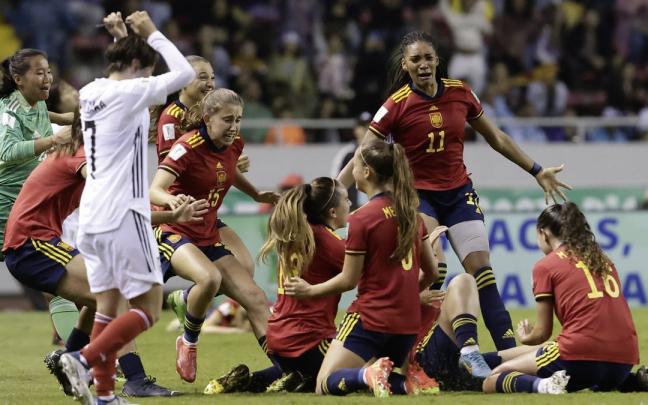 Las jugadores espa&ntilde;olas celebran la victoria.