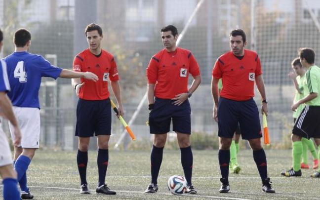 Iñigo Prieto (i), en un partido de Tercera División navarra, en 2014. Iñigo Prieto (i), en un partido de Tercera División navarra, en 2014.