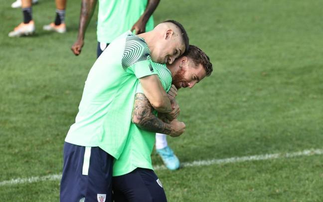 Oihan Sancet e Iker Muniain bromean en un entrenamiento en Lezama.