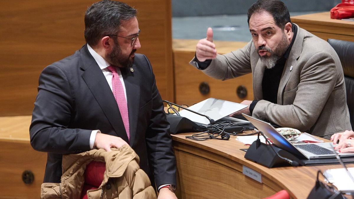 Remírez habla con Alzórriz durante el Pleno del Parlamento