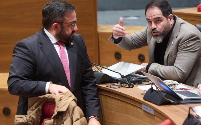 Rem&iacute;rez habla con Alz&oacute;rriz durante el Pleno del Parlamento