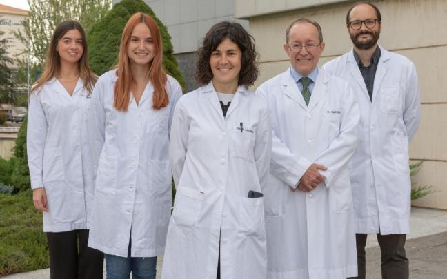 De izquierda a derecha: los investigadores del Cima Andrea Pasquier, Mirari Echepare, Karmele Valencia, Luis Montuenga y Álvaro Teijeira.