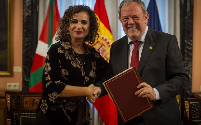 La ministra de Hacienda y Función Pública, María Jesús Montero, y el consejero de Economía y Hacienda, Pedro Azpiazu. La ministra de Hacienda y Función Pública, María Jesús Montero, y el consejero de Economía y Hacienda, Pedro Azpiazu.