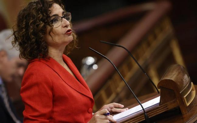 La ministra de Hacienda, Mar&iacute;a Jes&uacute;s Montero, interviene este mi&eacute;rcoles en el pleno del Congreso.