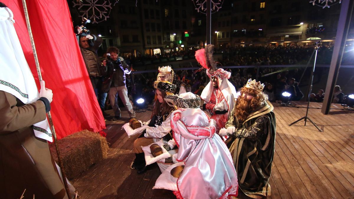 Adoración de los Reyes Magos en el kiosko de la Plaza de los Fueros en el año 2017.
