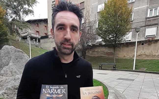 Galder Izarzugaza con dos de sus cuatro novelas hist&oacute;ricas sobre Egipto.