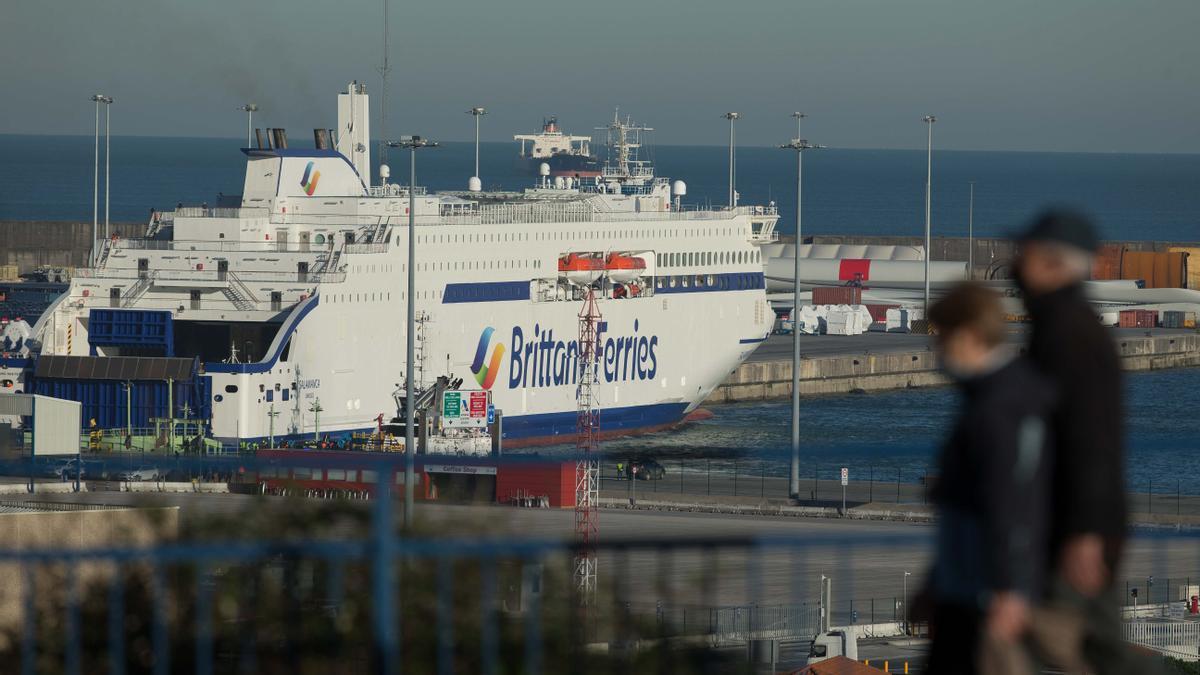 El Salamanca atracado en los muelle de Zierbena justo al lado de la estación que le proveé de gas natural licuado para su propulsión más ecológica