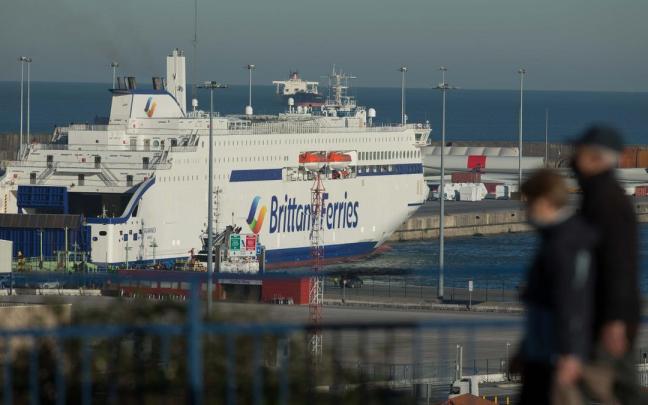 El Salamanca atracado en los muelle de Zierbena justo al lado de la estación que le proveé de gas natural licuado para su propulsión más ecológica El Salamanca atracado en los muelle de Zierbena justo al lado de la estación que le proveé de gas natural licuado para su propulsión más ecológica