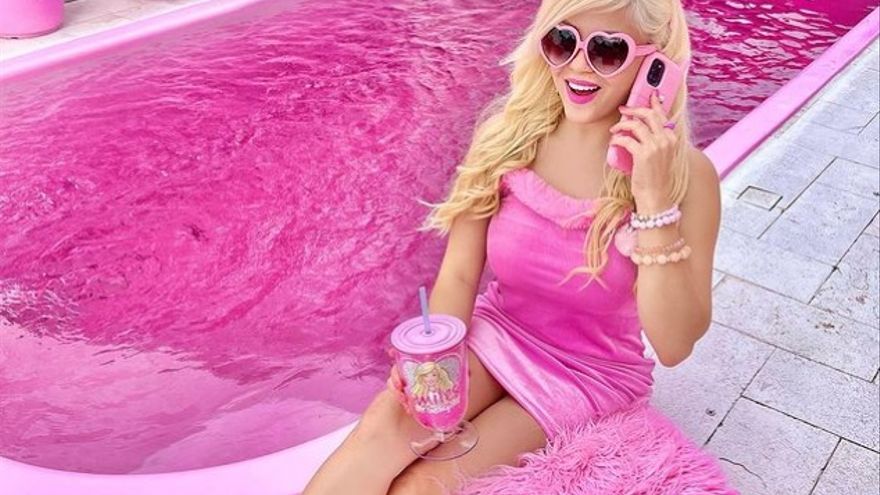 Bruna, la influencer brasileña conocida por su fanatismo por la muñeca Barbie posando en una de sus publicaciones de Instagram.
