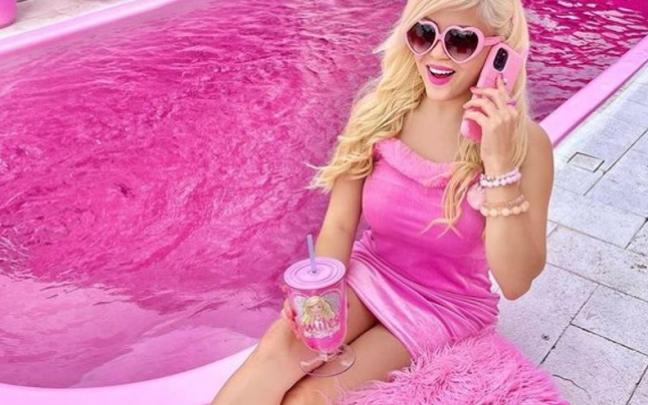 Bruna, la influencer brasileña conocida por su fanatismo por la muñeca Barbie posando en una de sus publicaciones de Instagram. Bruna, la influencer brasileña conocida por su fanatismo por la muñeca Barbie posando en una de sus publicaciones de Instagram.