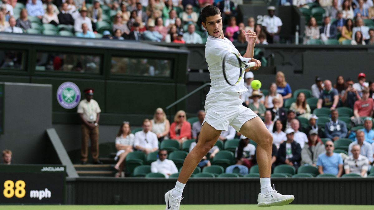 Alcaraz durante el partido contra Sinner en Wimbledon.