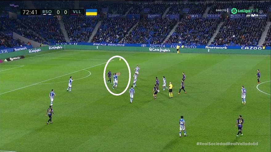 La Real parecía más cerca del gol, pero un Valladolid siempre valiente encontró premio en una acción cuyo origen fue este. Balón aéreo franco para ser despejado. Le Normand e Illarra no se entienden y terminan molestándose entre sí. Rechace defectuoso, apertura a banda y gol.