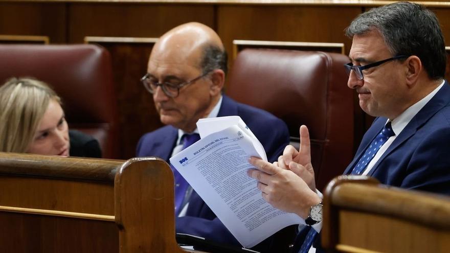 Aitor Esteban consulta unos documentos desde su escaño en el Congreso.