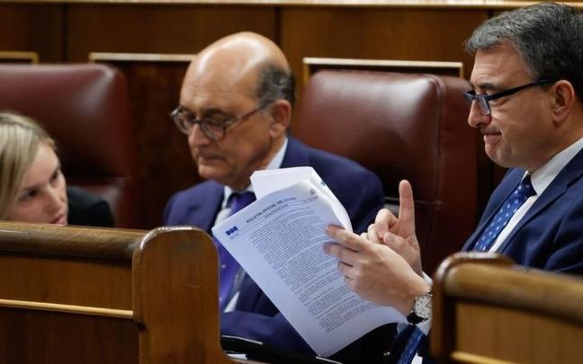 Aitor Esteban consulta unos documentos desde su escaño en el Congreso.