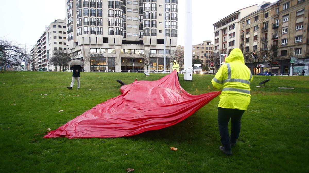 La bandera XXL de Navarra de los Fueros se viene abajo