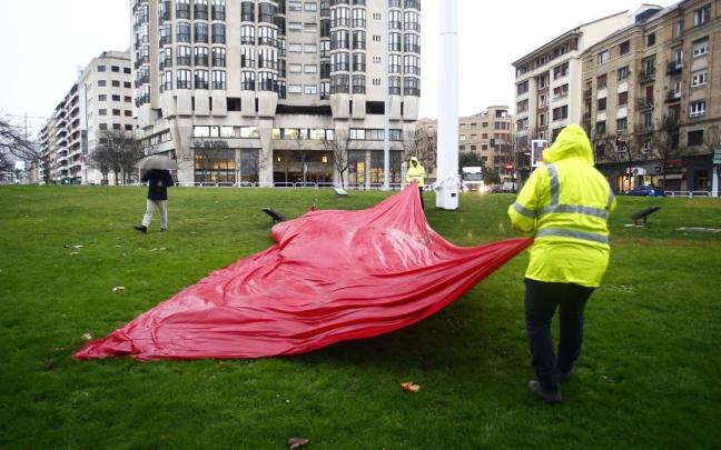La bandera XXL de Navarra de los Fueros se viene abajo La bandera XXL de Navarra de los Fueros se viene abajo