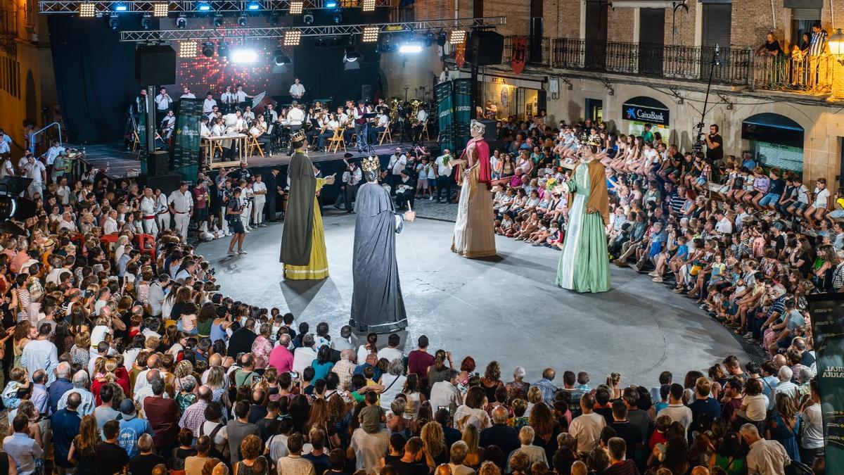 La Comparsa de Gigantes y Cabezudos de Olite-Erriberri durante una actuación.