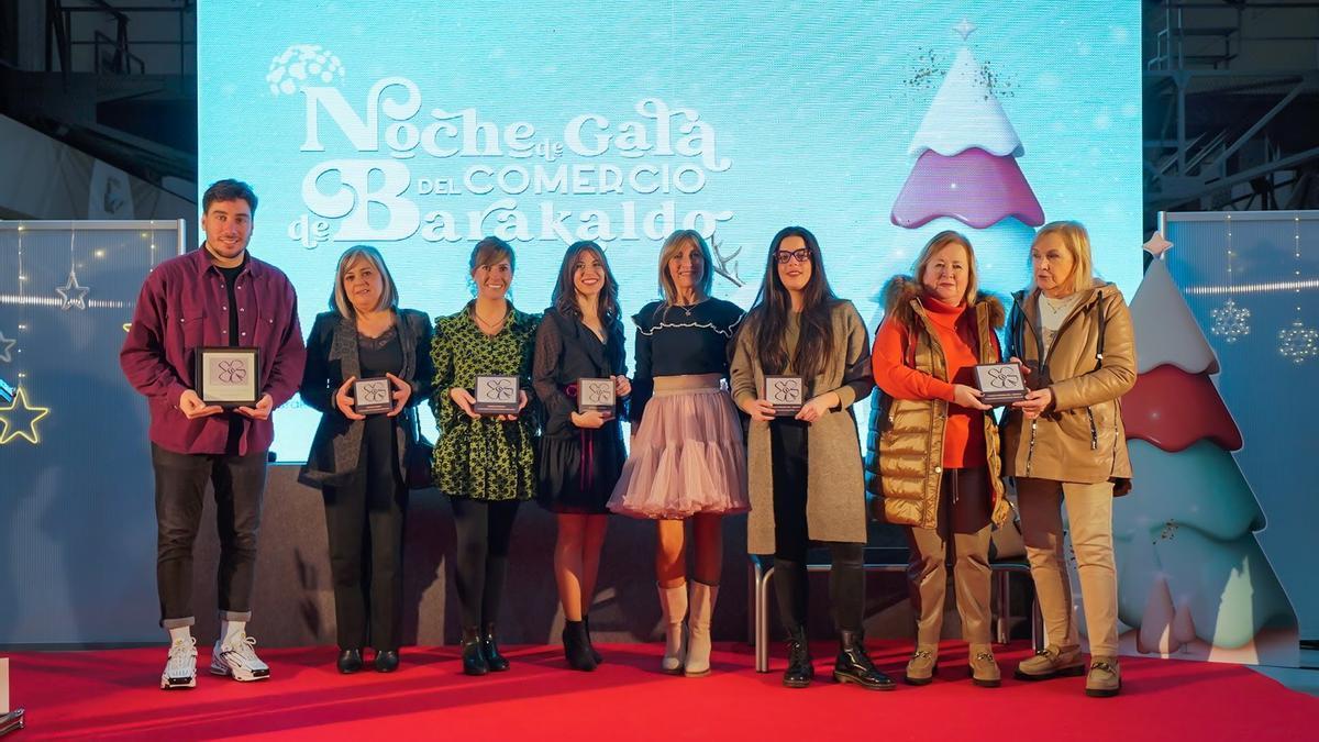 Fotografía de familia con los premiados en la décima edición del Concurso de Escaparatismo organizado por la asociación de empresa urbana ACE Barakaldo.