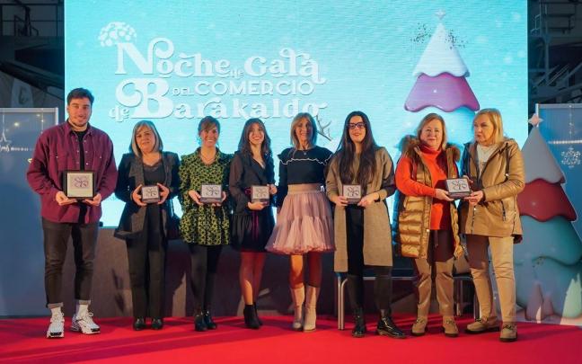Fotograf&iacute;a de familia con los premiados en la d&eacute;cima edici&oacute;n del Concurso de Escaparatismo organizado por la asociaci&oacute;n de empresa urbana ACE Barakaldo.