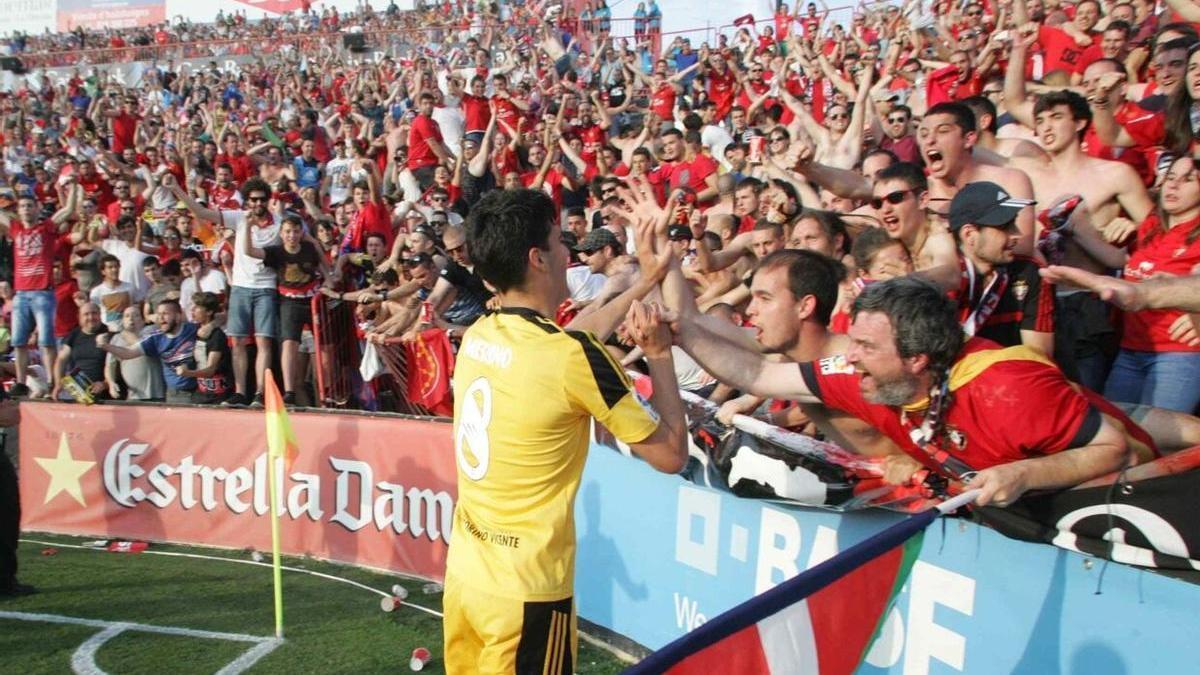 Mikel Merino saluda a los aficionados desplazados a Tarragona en la fase de ascenso de 2016.