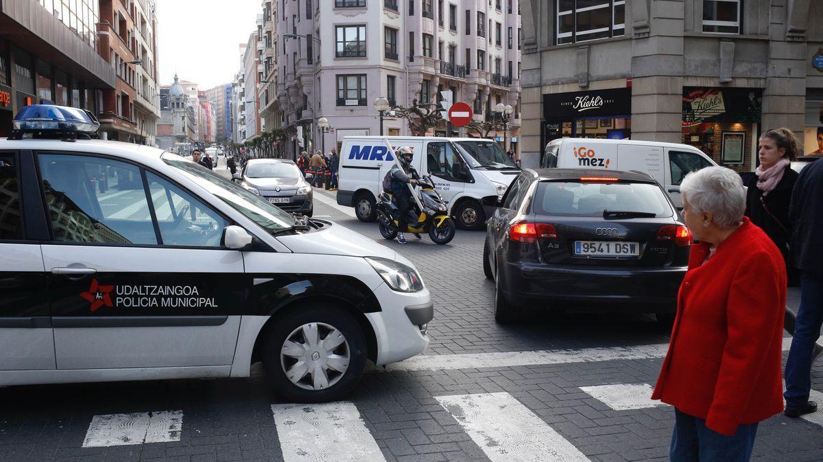 Un vehículo de la Policía Municipal de Bilbao en la calle Iparraguirre