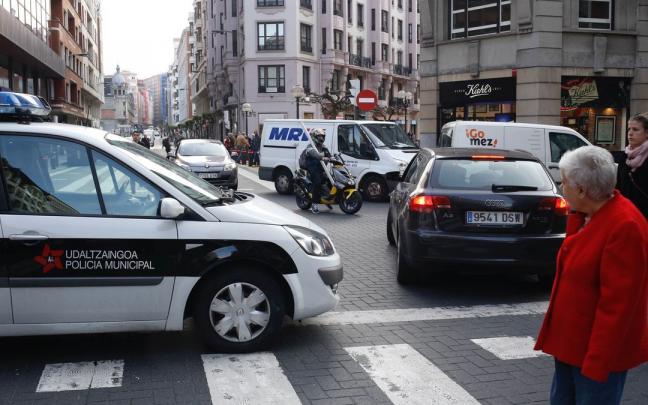 Un vehículo de la Policía Municipal de Bilbao en la calle Iparraguirre Un vehículo de la Policía Municipal de Bilbao en la calle Iparraguirre