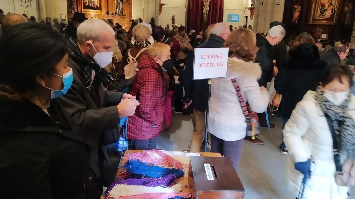 Muchas personas entraron a la iglesia para la bendición de los cordones.