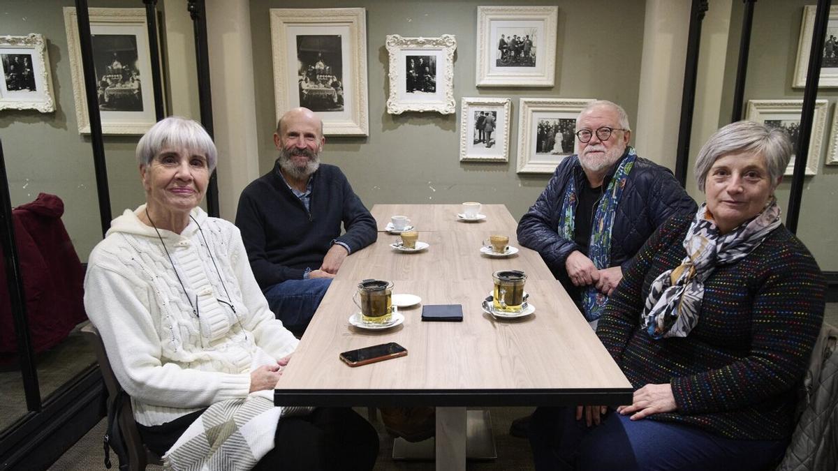En primer plano, de izquierda a derecha, Camino Oslé y Mertxe Eraso . Detrás, Carlos Otxoa y Fede de los Ríos.