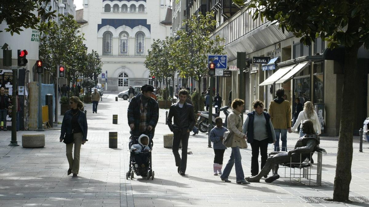 Gente paseando por el centro de Vitoria