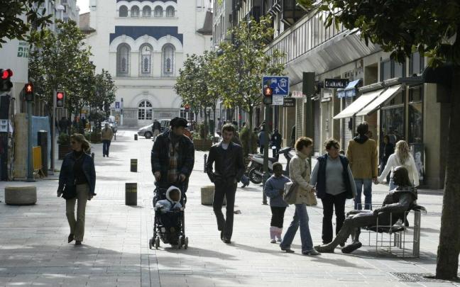 Gente paseando por el centro de Vitoria