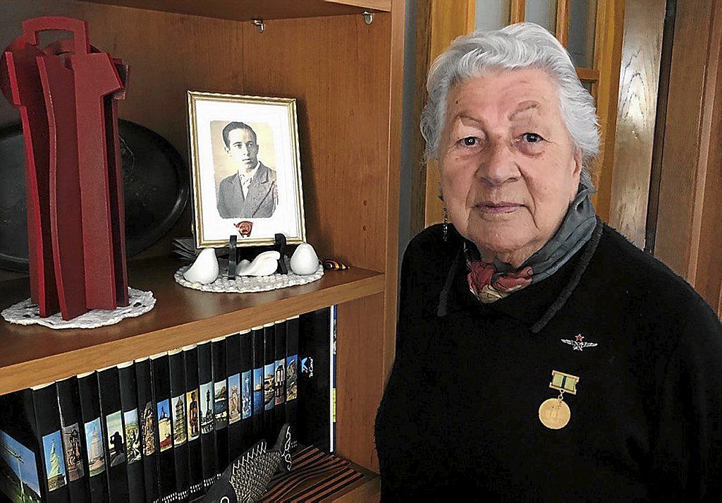 Teresa Alonso, protagonista de la novela, con una medalla conmemorativa enviada por Putin.