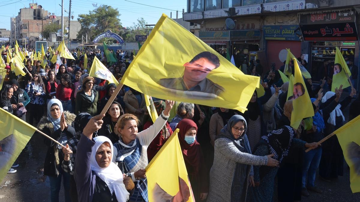 Centenares de kurdos se manifestaron ayer en el norte de Siria en protesta por los bombardeos.