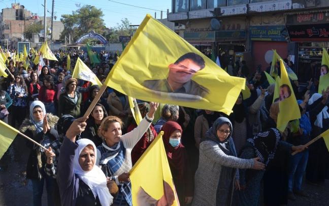 Centenares de kurdos se manifestaron ayer en el norte de Siria en protesta por los bombardeos.