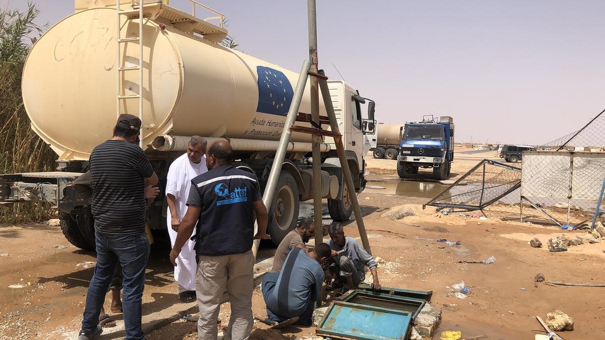 Un camión de ayuda humanitaria de Attsf en los campamentos de refugiados saharauis de Tinduf.