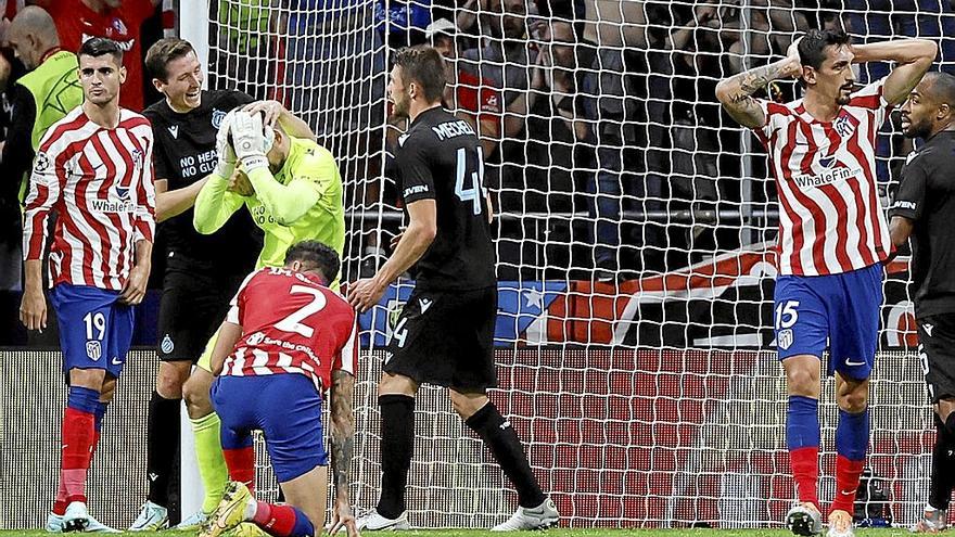 Álvaro Morata y Stefan Savic, del Atlético de Madrid, se lamentan tras la intervención de Simon Mignolet, portero del Brujas.