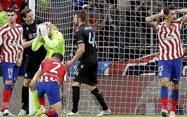 &Aacute;lvaro Morata y Stefan Savic, del Atl&eacute;tico de Madrid, se lamentan tras la intervenci&oacute;n de Simon Mignolet, portero del Brujas.
