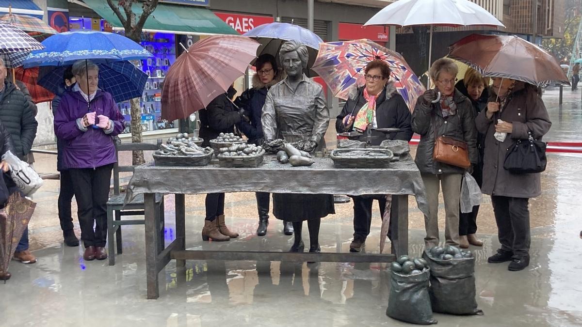 La lluvia entorpeció la inauguración ayer de la imagen de bronce a la mujer baserritarra.