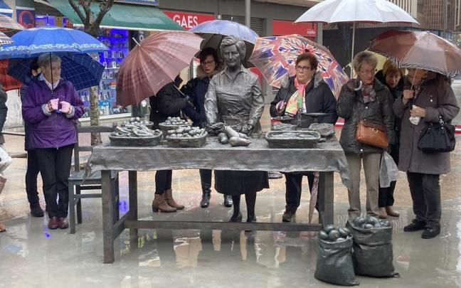 La lluvia entorpeció la inauguración ayer de la imagen de bronce a la mujer baserritarra. La lluvia entorpeció la inauguración ayer de la imagen de bronce a la mujer baserritarra.