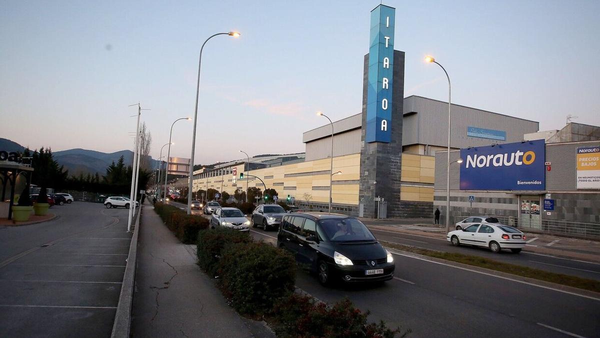 El itinerario pasa por el centro comercial Itaroa