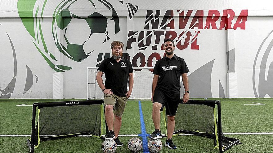 Pablo Domingo, a la izquierda, e Iñigo Santos, a la derecha, posan en el Navarra Fútbol Indoor.